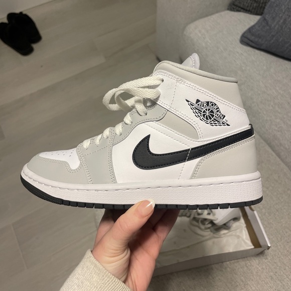 WOMENS AIR JORDAN 1 MID IN GREY FOG - Picture 3 of 7